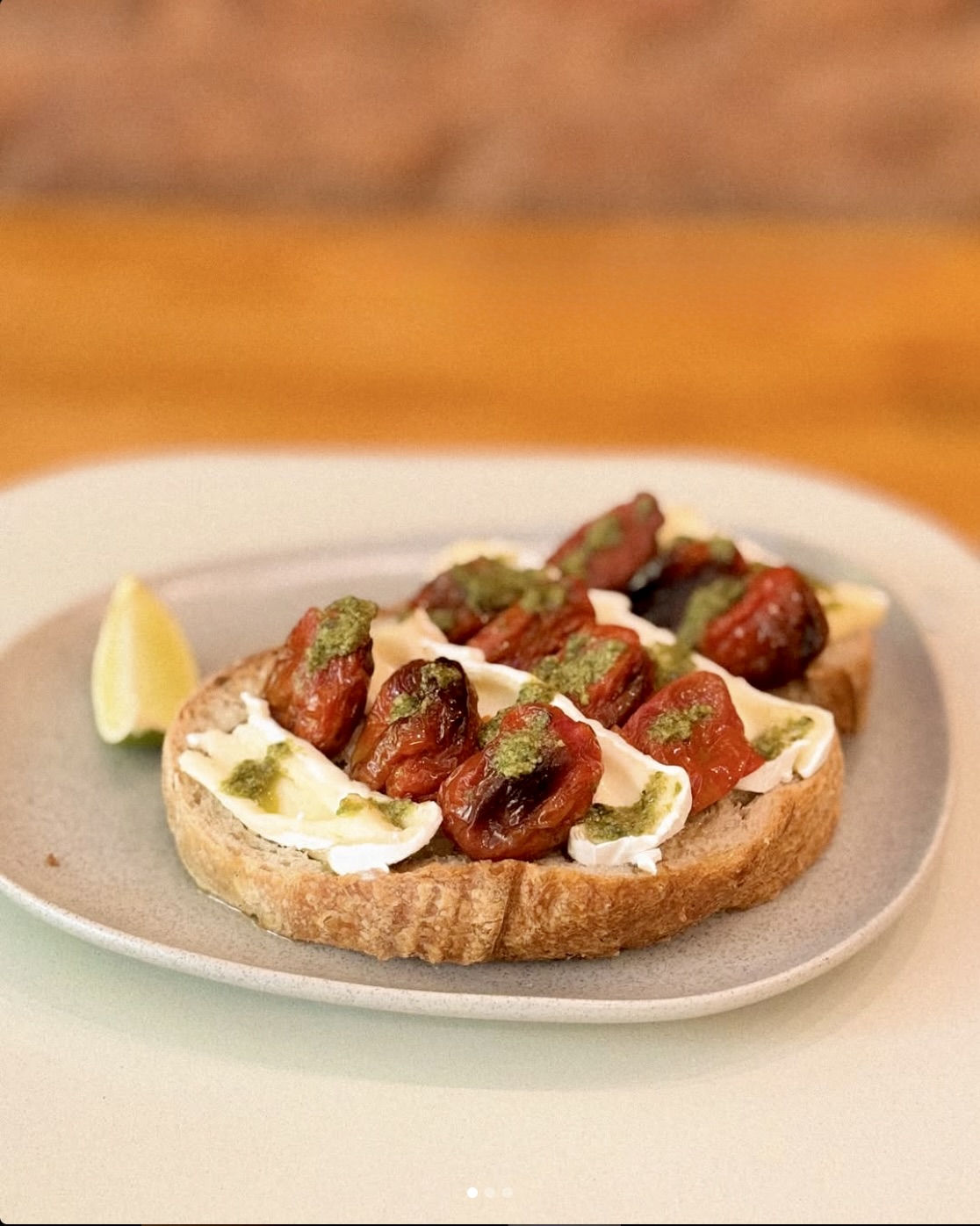 Tostada Brie con tomates confitados y pesto